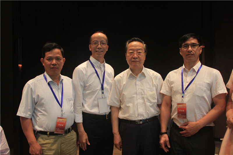 2016年6月，雷建強和其他企業代表與全國政協常委、全國政協經濟委員會副主任、工信部首任部長李毅中（右二）合影